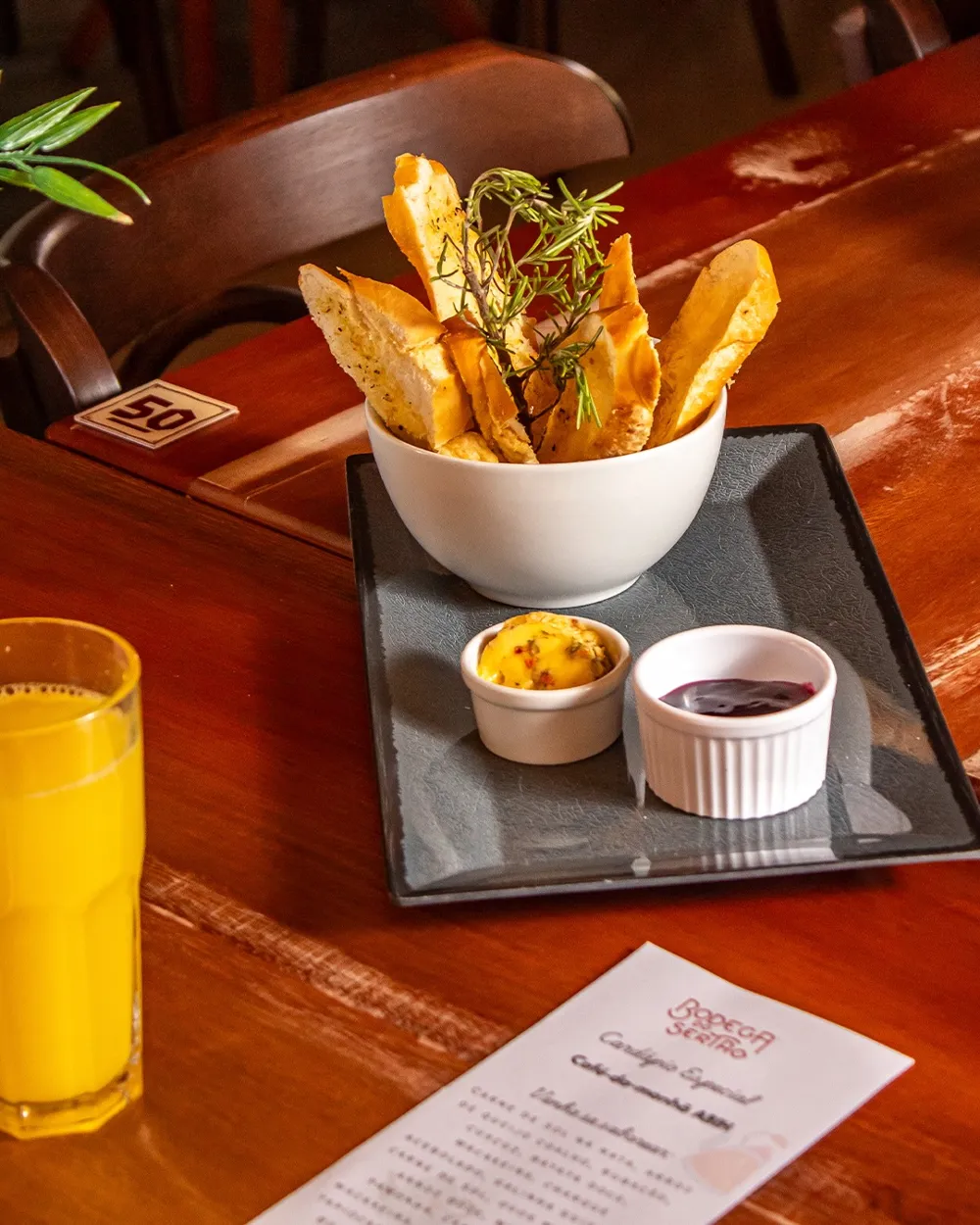 Macaxeira frita com molhos e suco