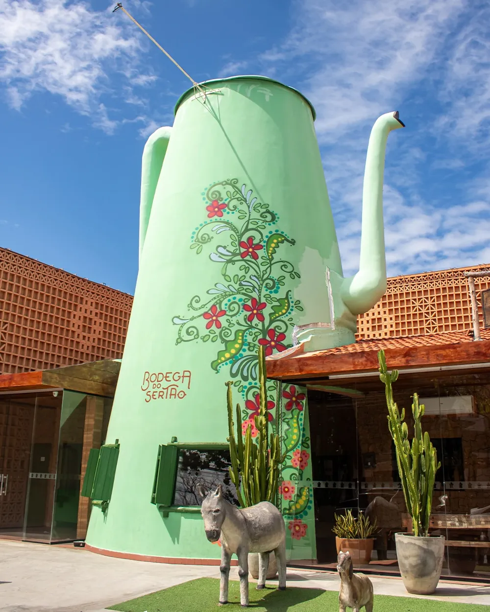 Fachada da Bodega do Sertão com o bule gigante pintado de flores