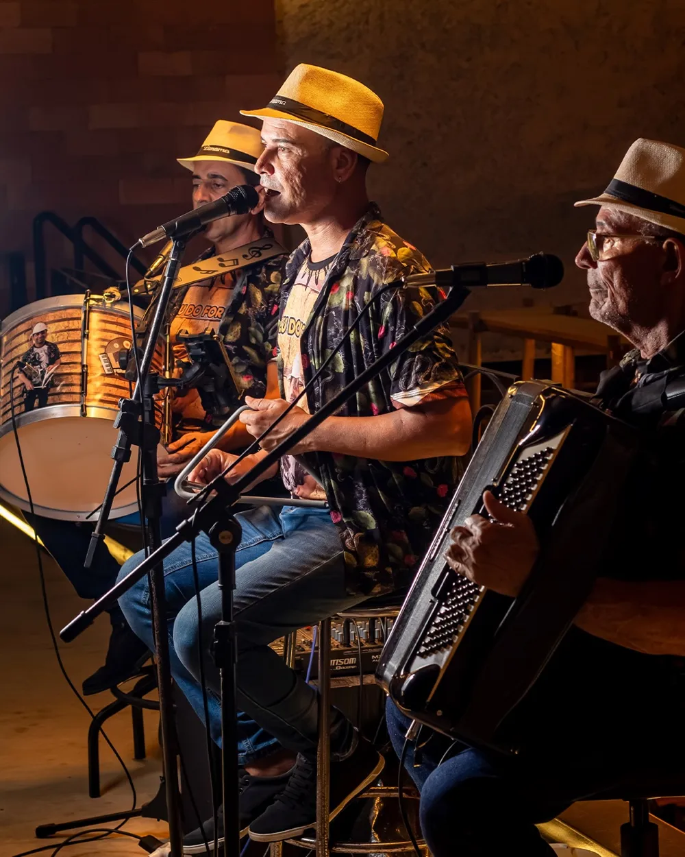 Trio de forró com chapéus de palha