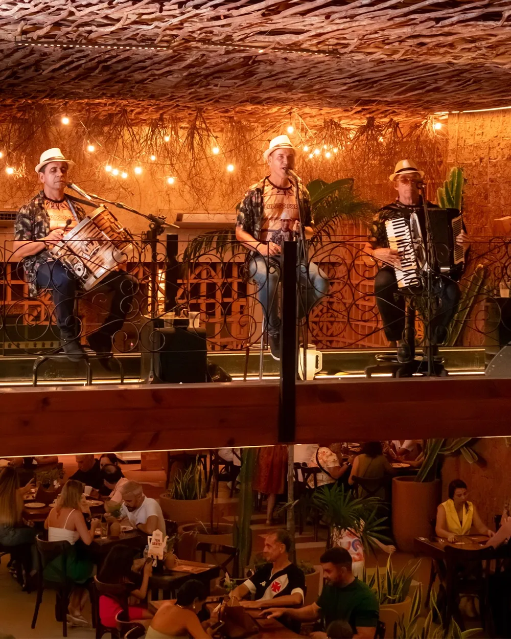 Trio de forró tocando no salão durante o jantar